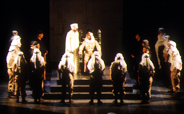 01 Throne and soldiers